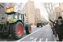 A presença de mais de 500 tratores no centro da capital espanhola suscitou a curiosidade da população 