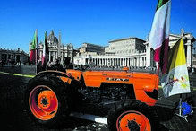 Trator na Praça de São Pedro