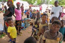 No pátio da escola do Chiùre brinca-se para esquecer dias de fuga a pé 