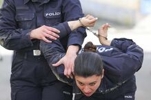 Alunos da Escola Prática de Policia treinam para ser futuros agentes da PSP