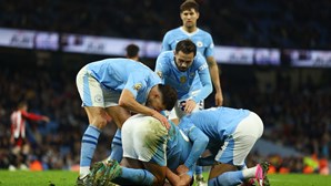 Manchester City regressa às vitórias com dois portugueses a titulares e aproxima-se do primeiro lugar da Premier League