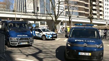 Chegada ao tribunal de veículos celulares com alguns dos detidos da 'Operação Pretoriano'