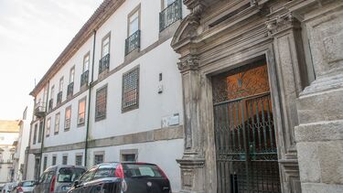 Grupo acusado de roubar carros para roubos violentos no Porto começou a ser julgado