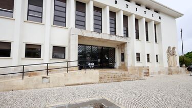 Homem com pena suspensa por assaltar banco com uma folha de papel