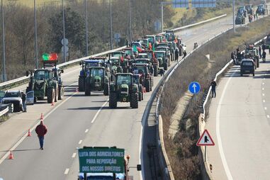 Protesto dos agricultores corta A25 na Guarda