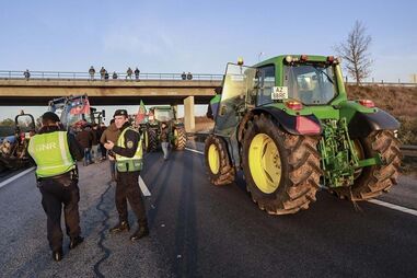 Dezenas de máquinas agrícolas e agricultores estão a interromper a circulação na Autoestrada 25