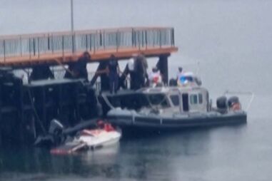 Vídeo mostra barco da polícia a retirar corpo do local onde helicóptero de Sebastián Piñera se despenhou 