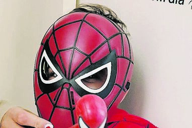 Angie Costa e o membro da banda D.A.M.A., Miguel Coimbra, vestiram o filho Martim de Homem-Aranha