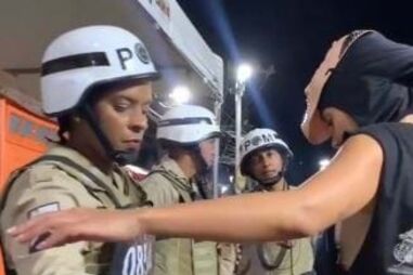 Anitta disfarça-se para 'curtir' Carnaval da Bahia e acaba revistada pela polícia sem ser reconhecida 