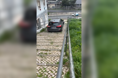 Imagens mostram veículo TVDE a descer escadaria em Lisboa