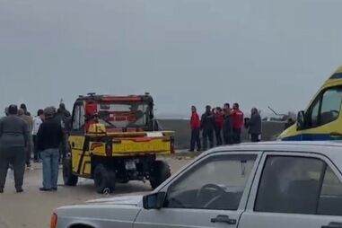 Resgatadas nove pessoas arrastadas por onda em aula de caiaque em Vila do Conde