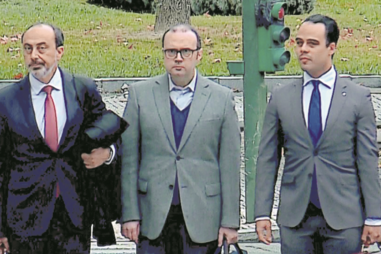 Luís Miguel Costa (ao centro) com os advogados