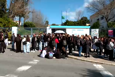 Alunos fecham escola secundária de São João da Talha em protesto