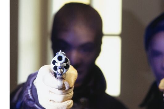 Detido efetuou pelo menos três disparos de arma de fogo contra carro das vítimas