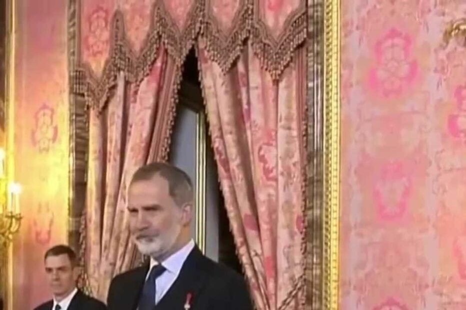 Momento foi captado pelos jornalistas presentes no Palácio Real