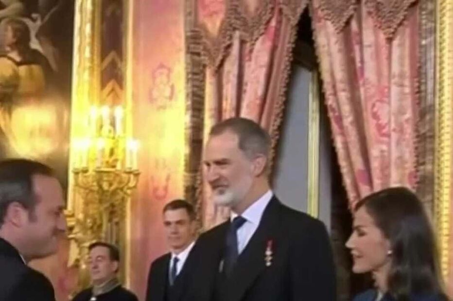 Momento foi captado pelos jornalistas presentes no Palácio Real