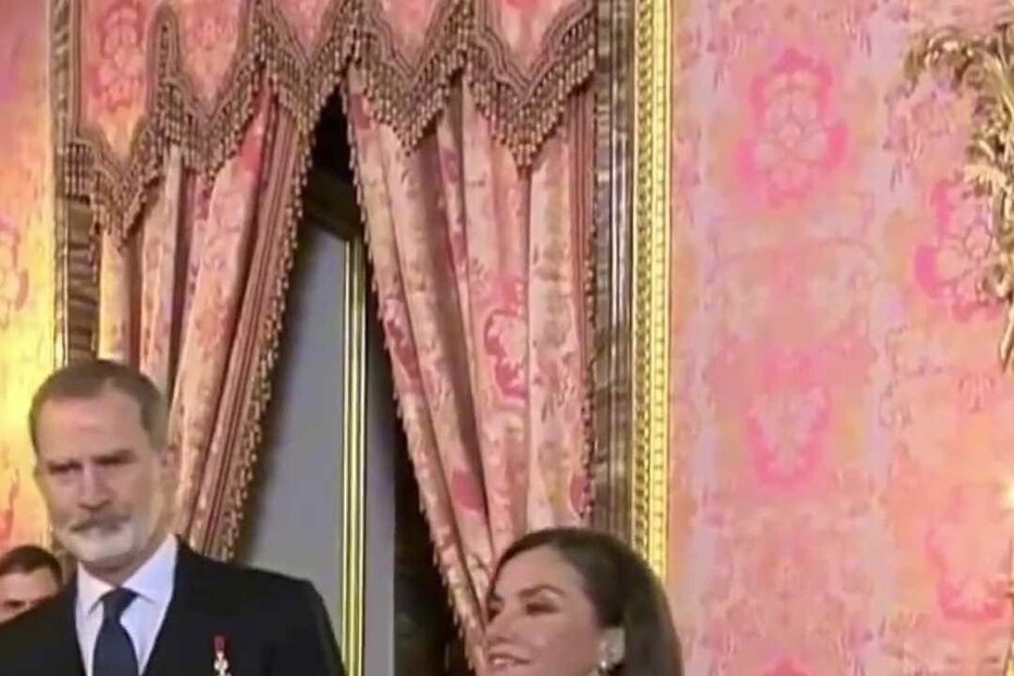 Momento foi captado pelos jornalistas presentes no Palácio Real