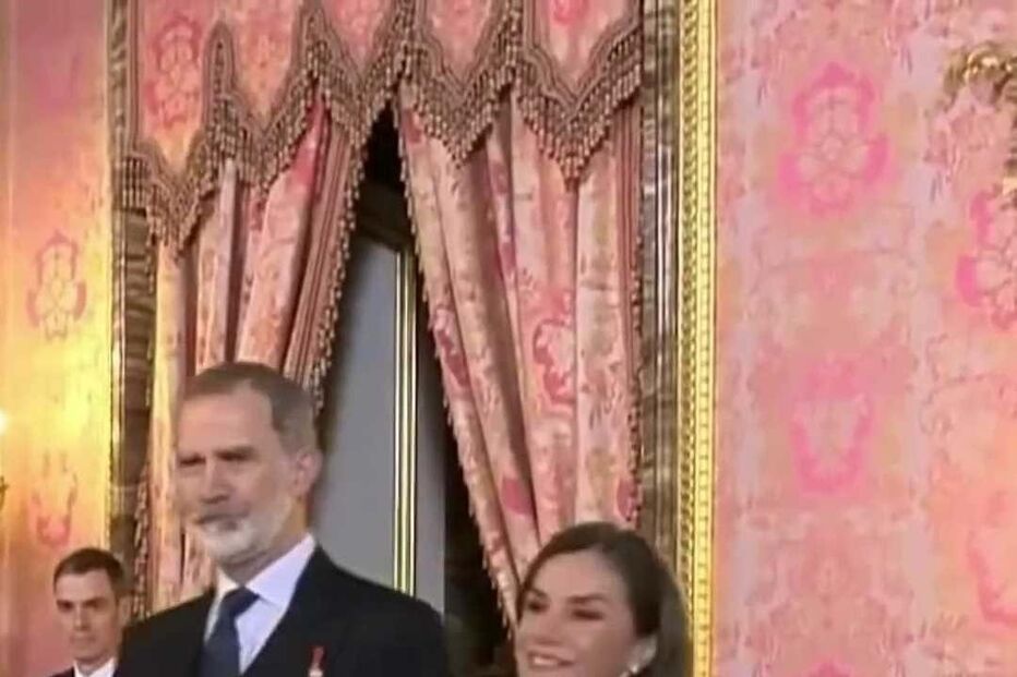 Momento foi captado pelos jornalistas presentes no Palácio Real