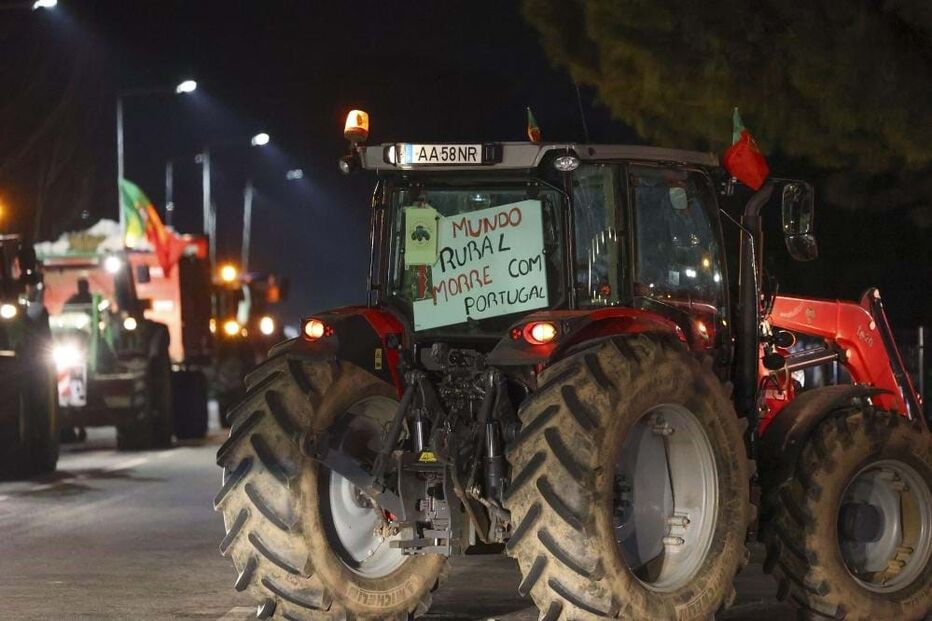 De bandeira hasteada e com cartazes de protesto: As imagens dos agricultores em Elvas 