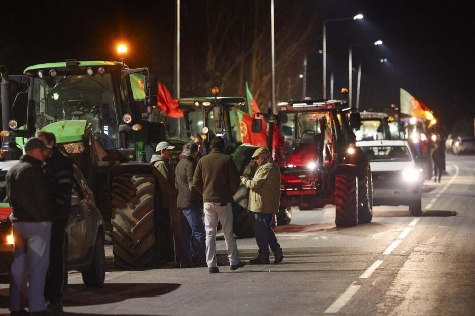 De bandeira hasteada e com cartazes de protesto: As imagens dos agricultores em Elvas 