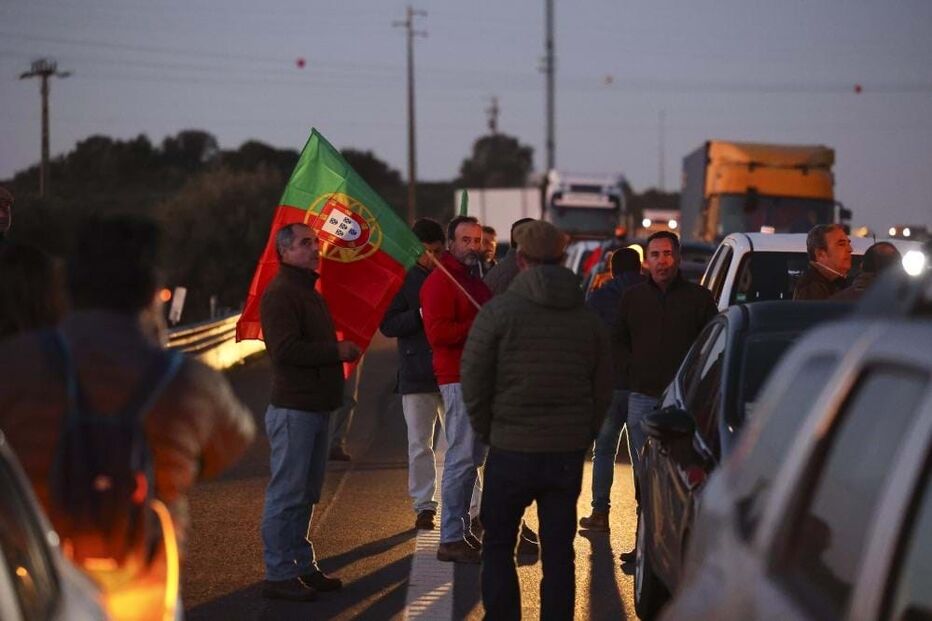 De bandeira hasteada e com cartazes de protesto: As imagens dos agricultores em Elvas 