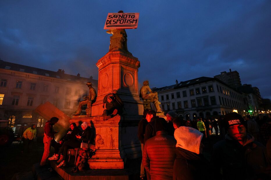 Centenas de tratores protestam em Bruxelas em dia de cimeira europeia