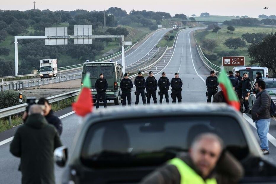 Elementos da GNR acionados para o local