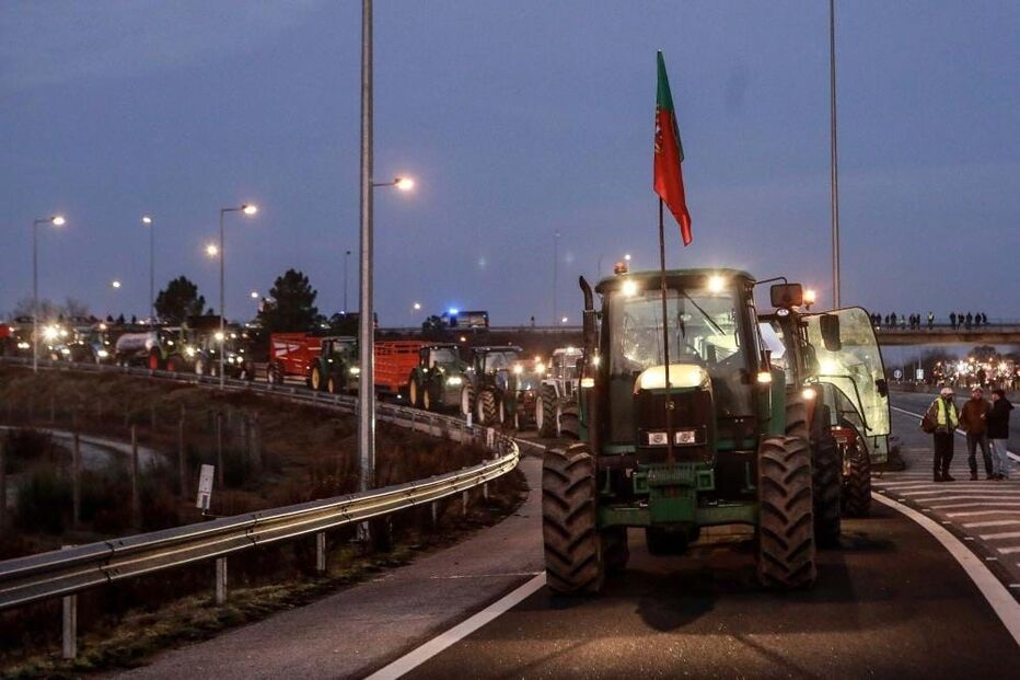 500 veículos agrícolas bloqueiam A25 no concelho de Almeida