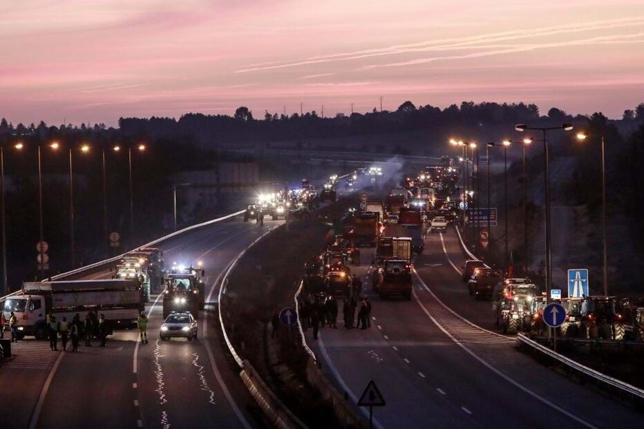 500 veículos agrícolas bloqueiam A25 no concelho de Almeida