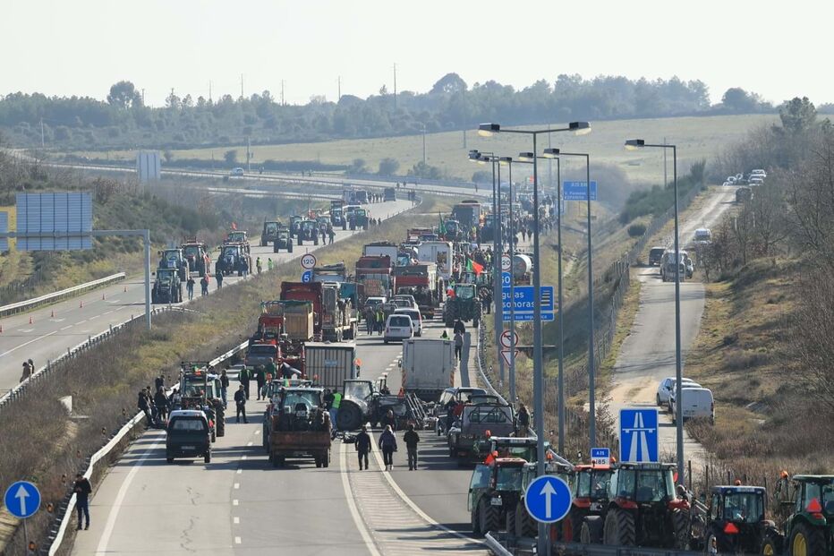 Bloqueio da estrada abrange os dois sentidos