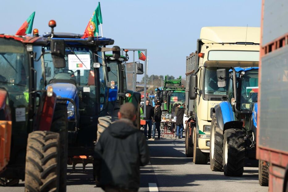 Protesto dos agricultores corta A25 na Guarda