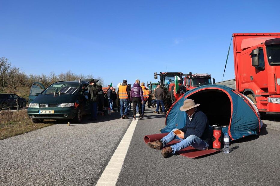 Protesto dos agricultores corta A25 na Guarda
