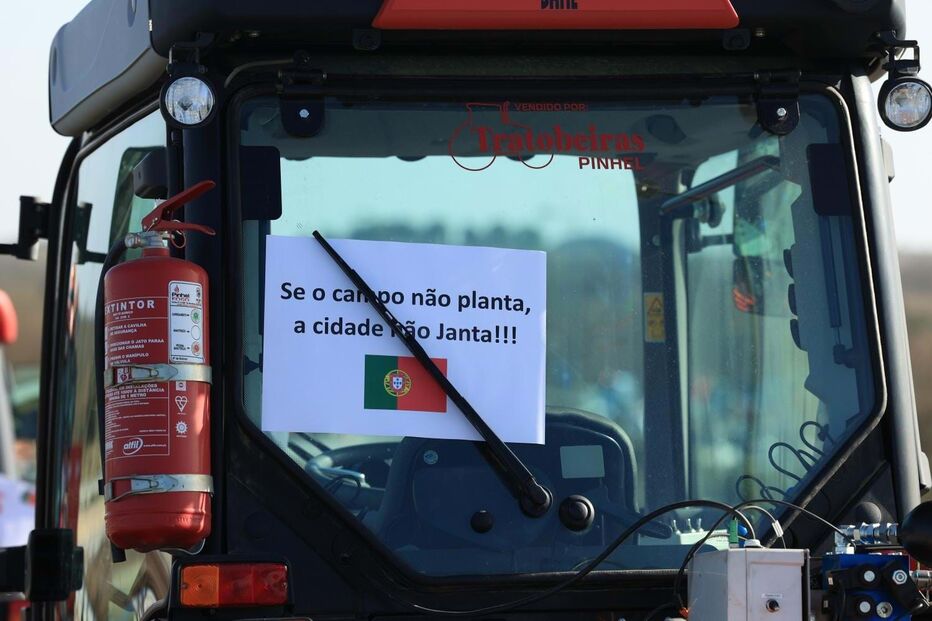 Protesto dos agricultores corta A25 na Guarda