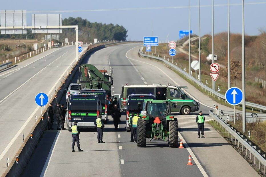Protesto dos agricultores corta A25 na Guarda