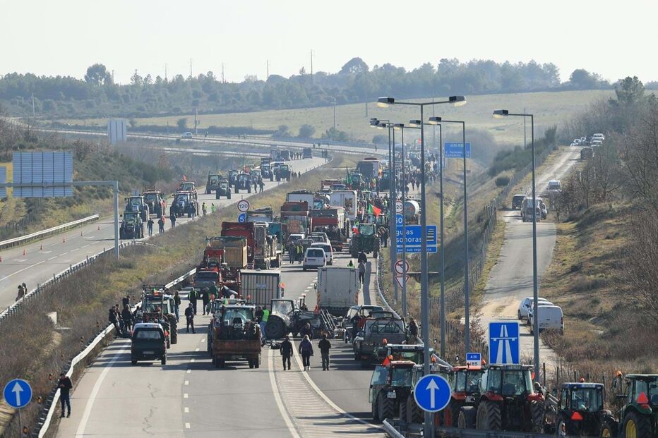 Protesto dos agricultores corta A25 na Guarda