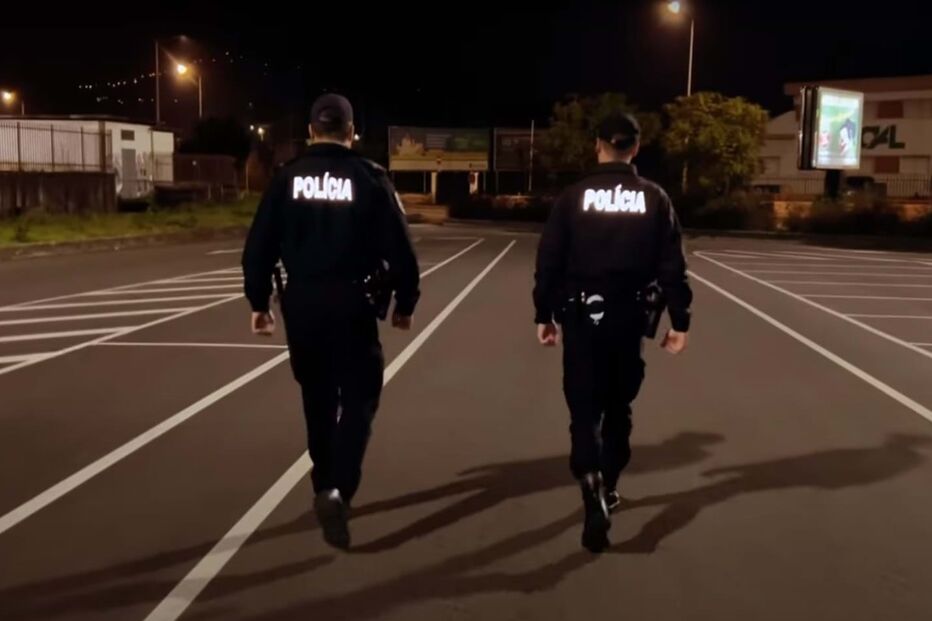 Vídeo musical de apoio aos protestos dos polícias com falsos agentes fardados