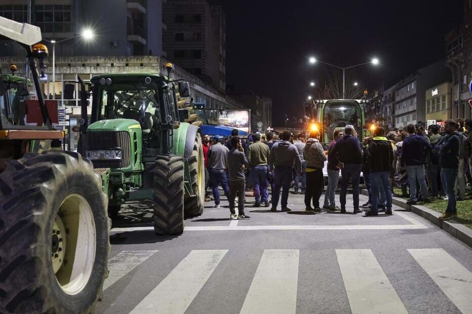 Agricultores do Baixo Mondego bloqueiam a Avenida Fernão de Magalhães 