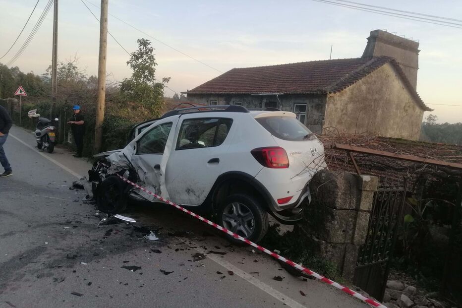 Colisão entre dois caros faz quatro feridos em Arouca