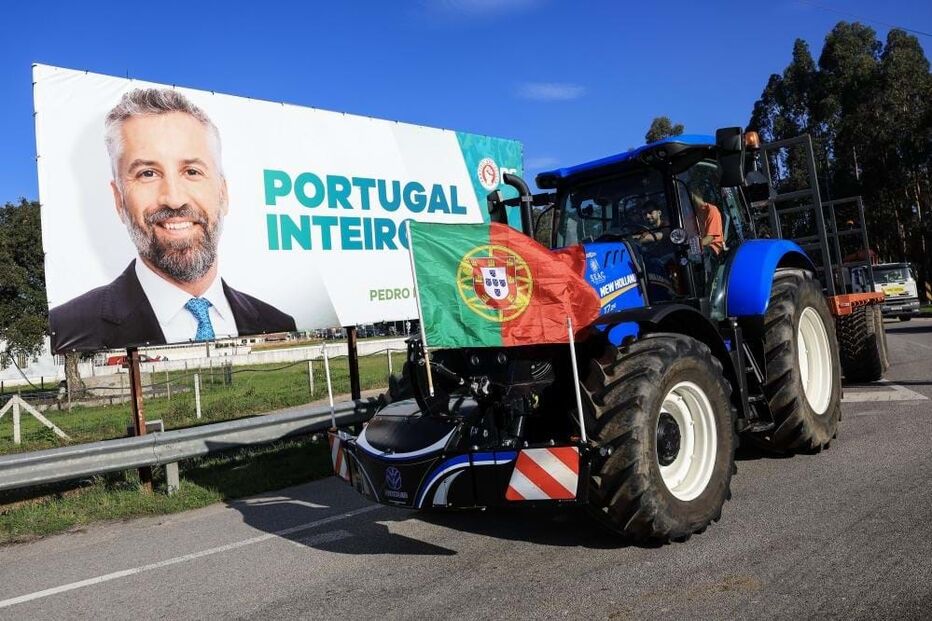 Mais de 100 tratores desfilam em Estarreja para exigir preços justos à produção