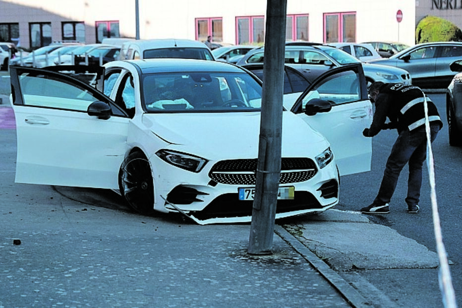 Carro acidentado junto ao Estádio de Leiria