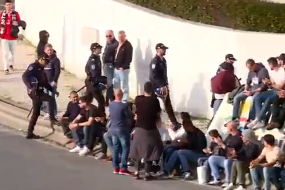 Polícias de serviço no Estádio da Luz aplaudidos por colegas sem fardas