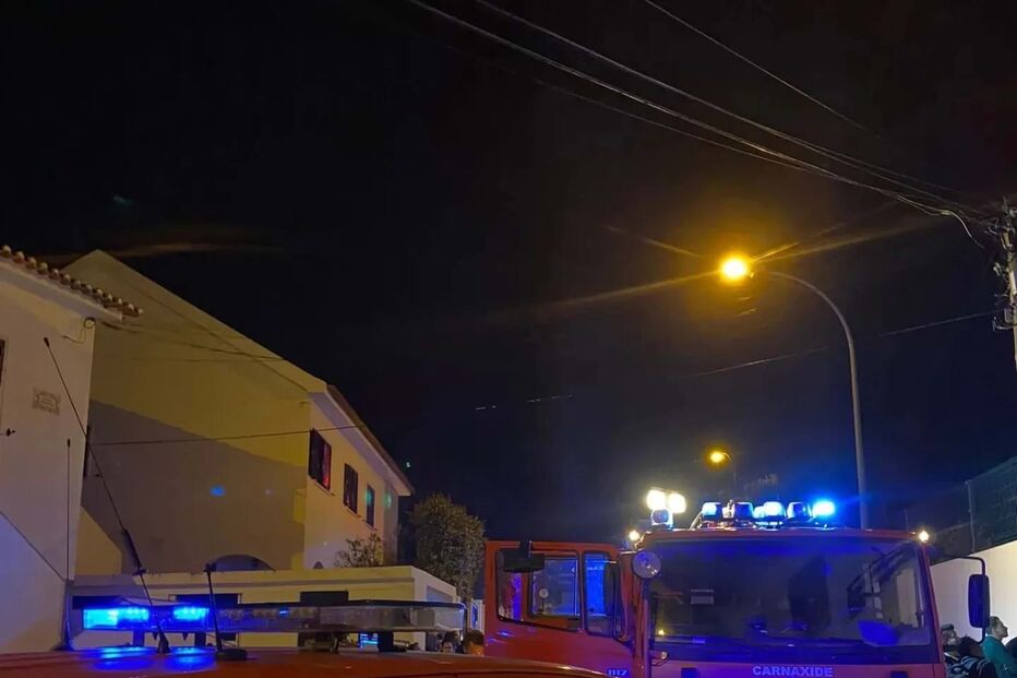 Incêndio em habitação unifamiliar em Carnaxide