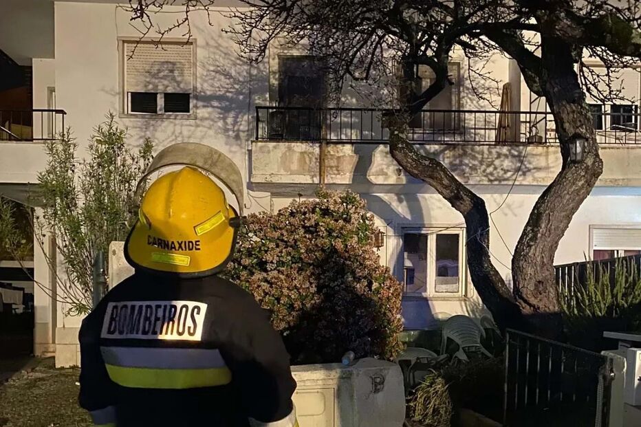 Incêndio em habitação unifamiliar em Carnaxide