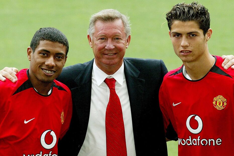 Cristiano Ronaldo foi apresentado no Manchester United em agosto de 2003. Aqui, na companhia de Ferguson, que moldaria a carreira do português