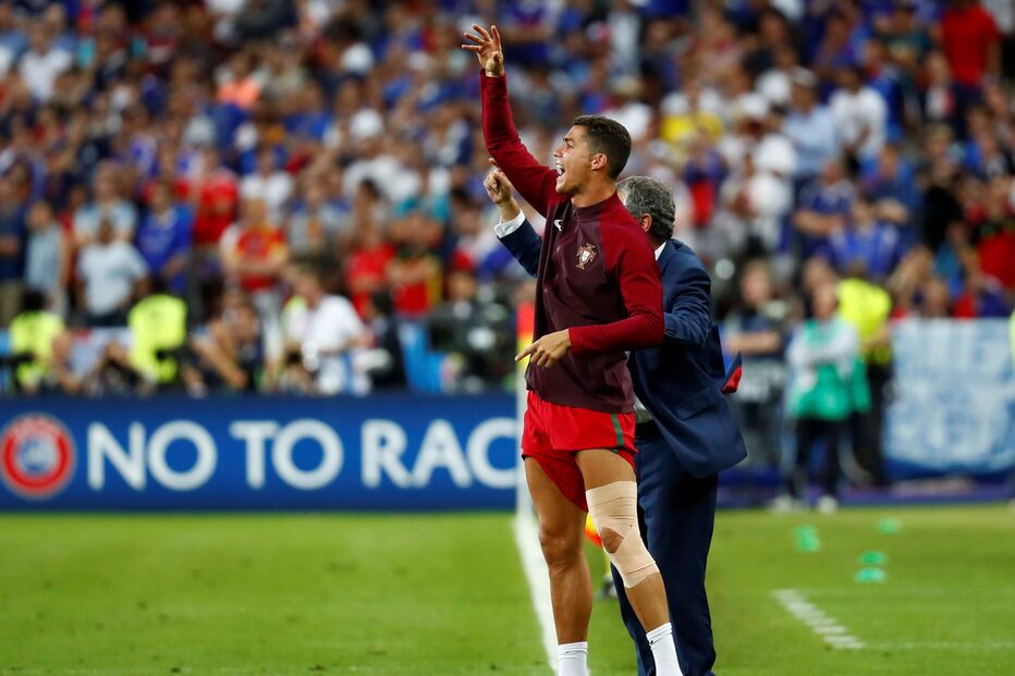 Desde o banco, Cristiano Ronaldo foi uma voz ativa no apoio dos jogadores, na final do Euro 2016