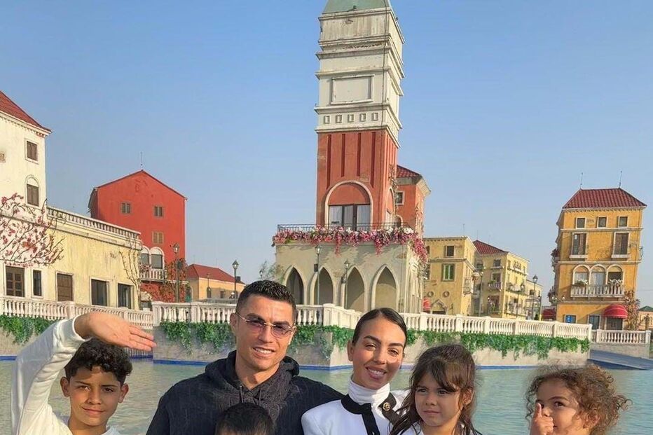 Cristiano Ronaldo e Georgina com quatro dos cinco filhos do português