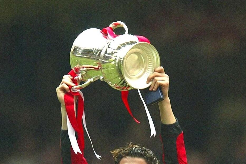 Cristiano Ronaldo marcou na final da FA CUP e conquistou o primeiro troféu de uma das carreiras mais laureadas do futebol. Pelo United conquistou nove troféus