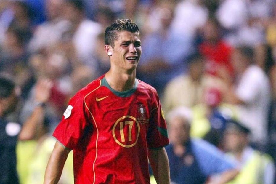 Inconsolável: Com apenas 19 anos teve um dos momentos mais duros da carreira futebolística, na derrota de Portugal na final do Euro 2004