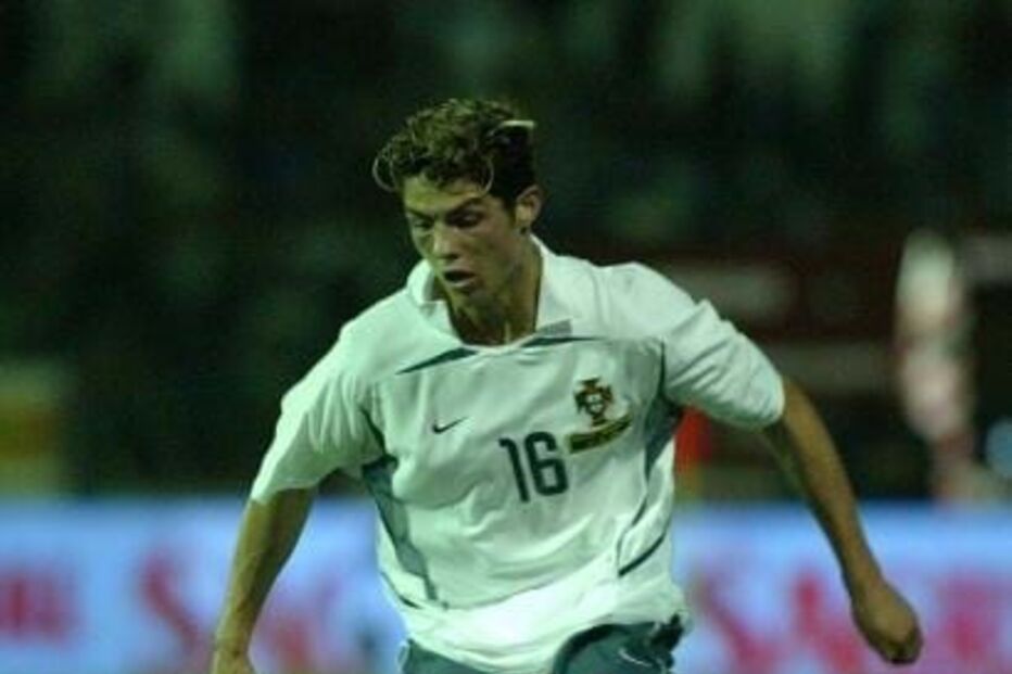 Já com 18 anos, Cristiano Ronaldo fez o primeiro jogo pela Seleção Nacional