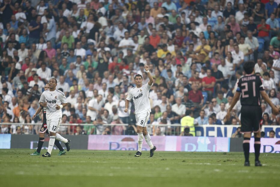 Cristiano Ronaldo estreou-se a marcar pelo Real Madrid frente ao Deportivo da Corunha